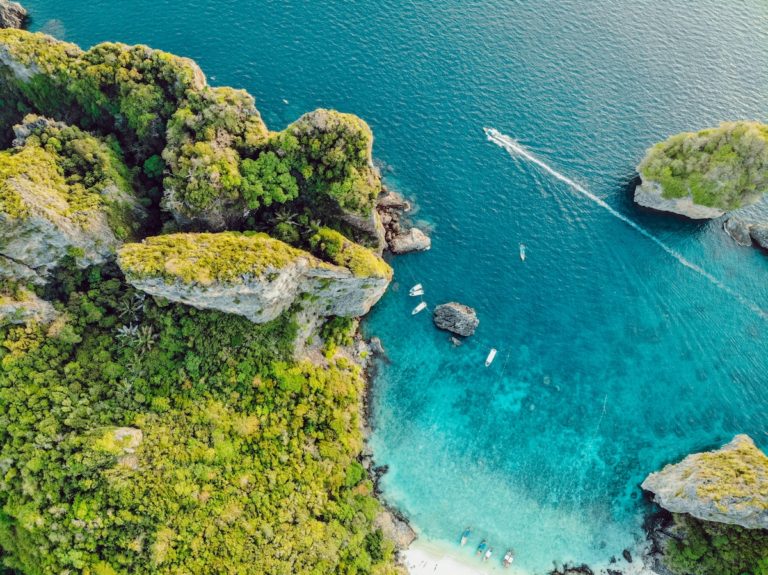 speedboat-phi-phi-nui-bay-beach