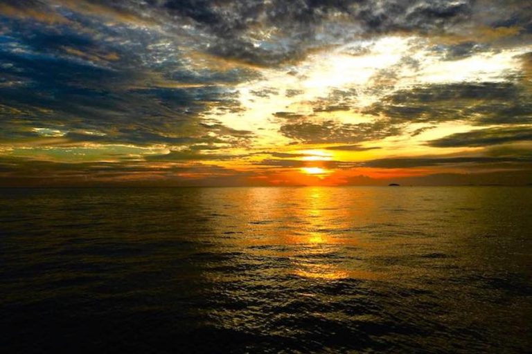 one-day-trip-by-speedboat-sunset-on-the-boat