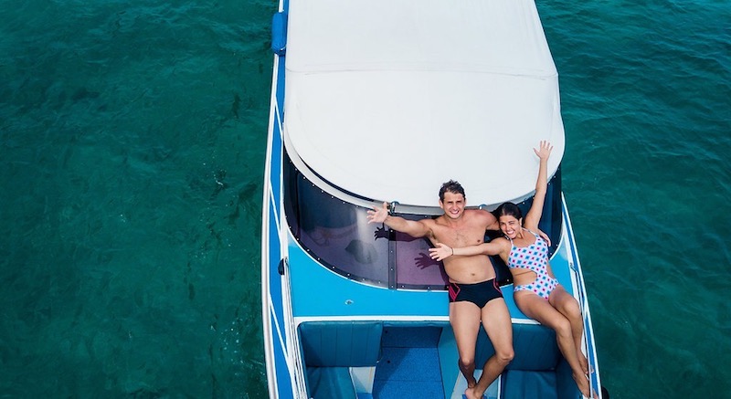 speedboat-koh-phi-phi-couple-on-deck