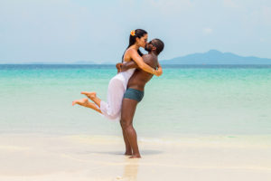 speedboat-koh-phi-phi-couple-standing