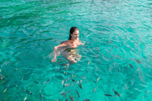 speedboat-koh-phi-phi-customer-in-the-water