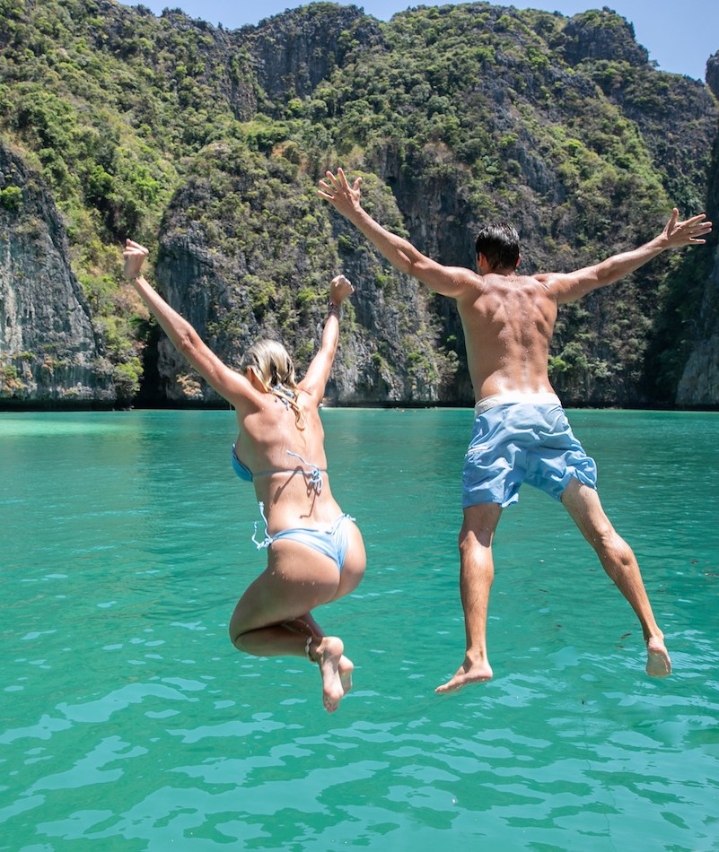 speedboat-koh-phi-phi-customers-jumping