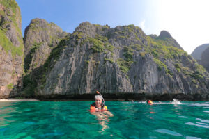 speedboat-koh-phi-phi-customers-maya-bay